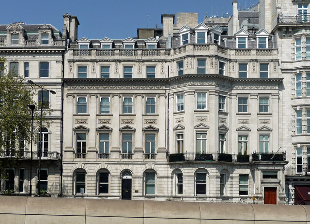 138–139 Piccadilly, photographed in 2019. No. 138 is a proposed model, not a confirmed identification of Dracula’s house.